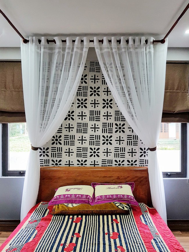 Ngôi nhà 110m² vạn người mê do chủ nhà tự thiết kế có giá 800 triệu ở Quảng Bình - Ảnh 8. Phòng ngủ với điểm nhấn là gạch hoa trang trí