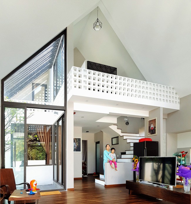 Ngôi nhà 110m² vạn người mê do chủ nhà tự thiết kế có giá 800 triệu ở Quảng Bình - Ảnh 4. Không gian tầng triệt 110m2 rộng