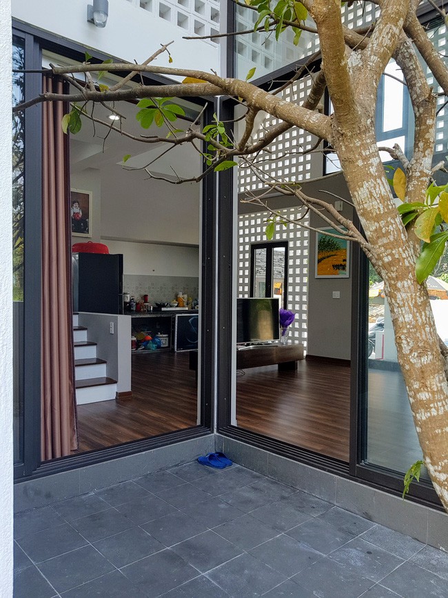 Ngôi nhà 110m² vạn người mê do chủ nhà tự thiết kế có giá 800 triệu ở Quảng Bình - Ảnh 5. Cây xanh giúp căn nhà thêm thoáng khí