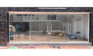 Cửa kính cường lực dành cho nhà ống, tại sao không?